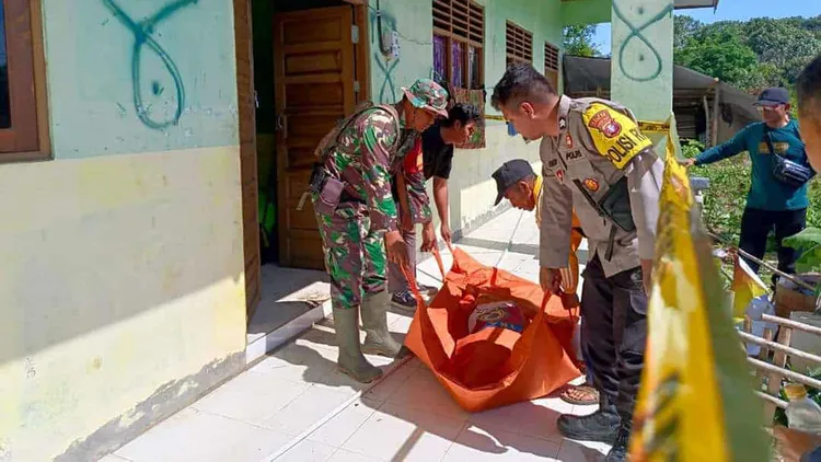 竊賊屍體被抬走。翻攝自《Kisah Dunia》