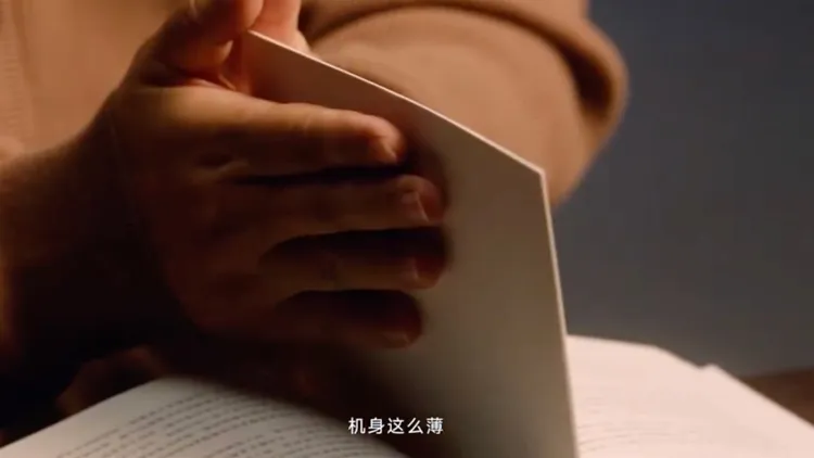 樊登為華為拍攝三折手機介紹影片，表示機身超纖薄。翻攝華為官方微博