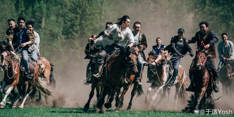 于適（中間白衣者）騎術精湛。翻攝于適微博
