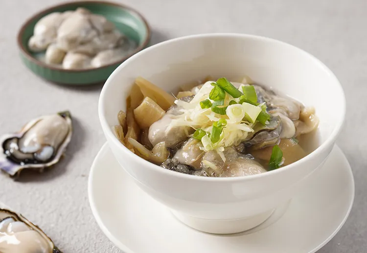 「薑絲酸菜鮮蚵湯」」來自沿海漁民的私房菜單，也是最突顯蚵仔新鮮度的一道料理，以薑絲與酸菜鎖住鮮蚵的精華。業者提供