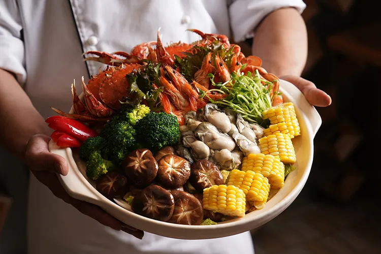 「鮮蚵海鮮味噌鍋」特選味噌湯頭為基底，加入粒粒飽滿Q彈的鮮蚵與鮮蝦等海鮮，每口鮮甜都充滿著南國海岸線的景緻。業者提供