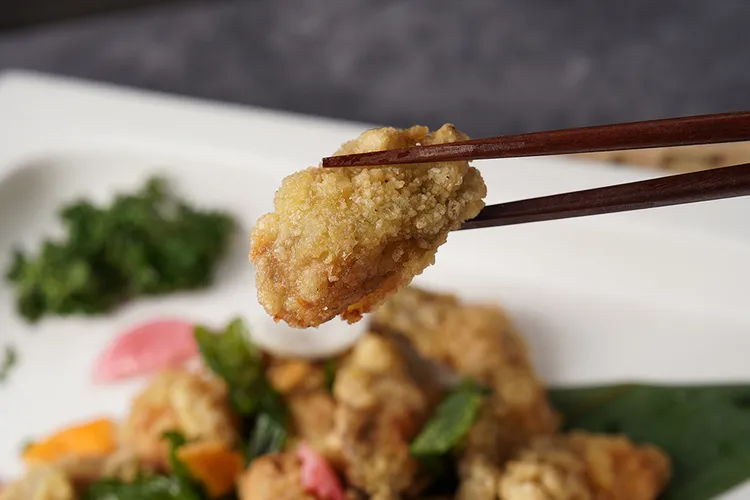 遠東 Cafe 自助餐廳特選台灣人最喜愛的鹽酥系列，獻上「台式椒鹽鮮蚵」鮮美多汁的蚵味爆發在口中。業者提供