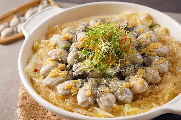 「蒜蓉粉絲鮮蚵煲」」，多層次口感，令人垂涎三尺。業者提供