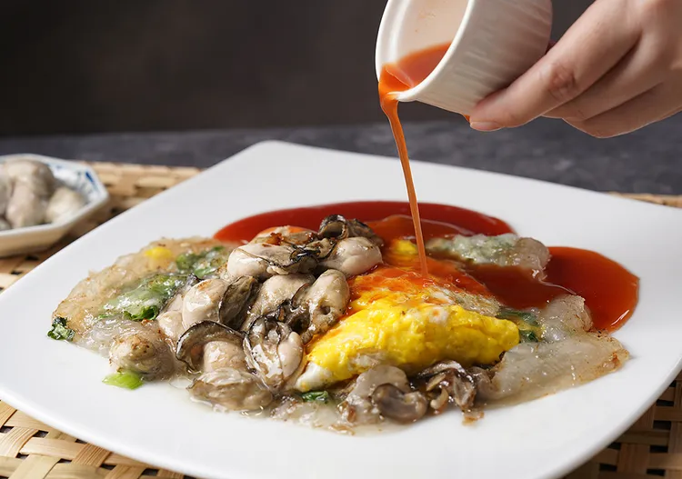 「鐵板鮮蚵煎」風靡台灣夜市必吃的道地料理。業者提供