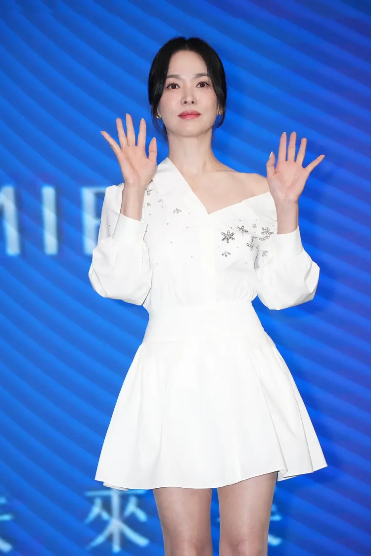 宋慧喬揮手打招呼，小秀中文「餓死了」。彭欣偉攝