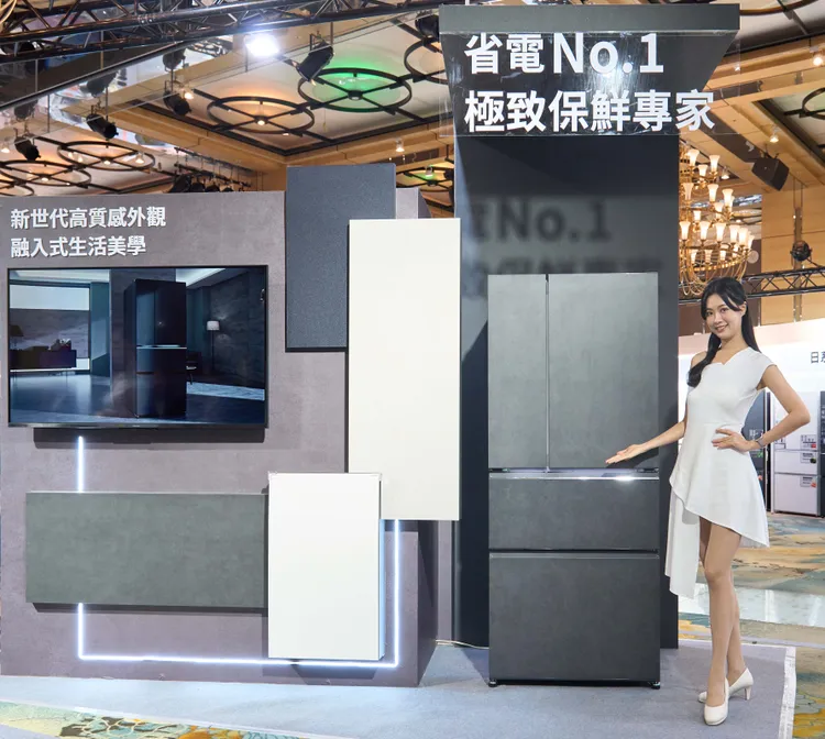 全新Panasonic省電NO.1電冰箱推出全新岩板玻璃設計外觀，以融入式生活美學，打造廚房空間的高質感品味。