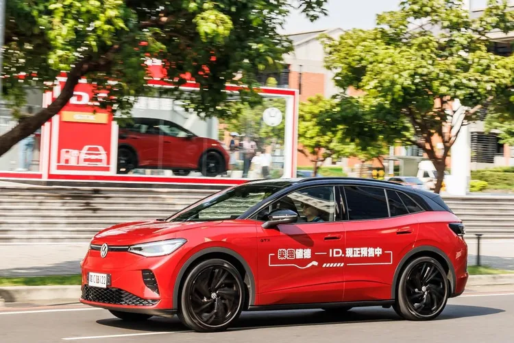 「ID.HUNTING 街頭捕獲野生 ID.」活動也同步啟動，前 500 名捕捉到ID.道路身影且符合資格就能獲得 LINE Points。業者提供