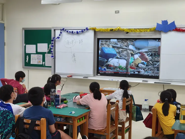 語文課環保海洋小詩引導。新竹縣府提供
