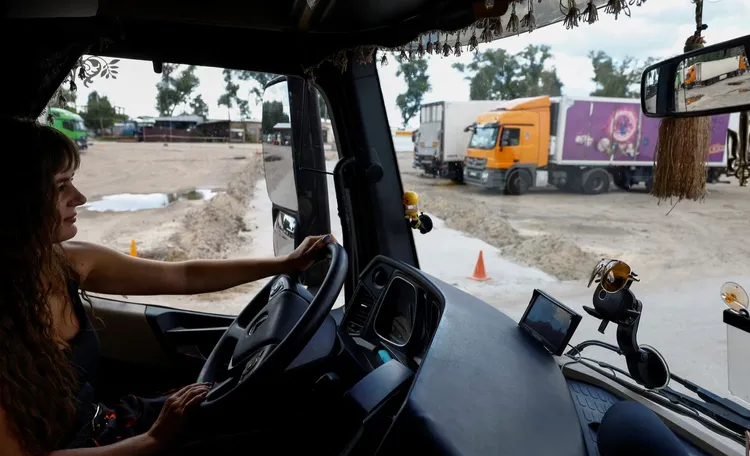 在缺人情況下，舒爾哈如願當上卡車司機。路透