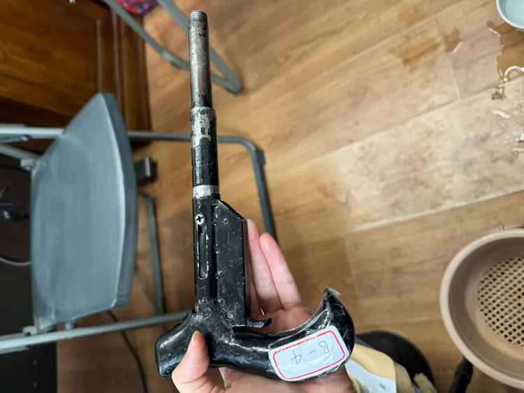 陳姓製造的拐杖槍，握把處可擊發。檢方提供