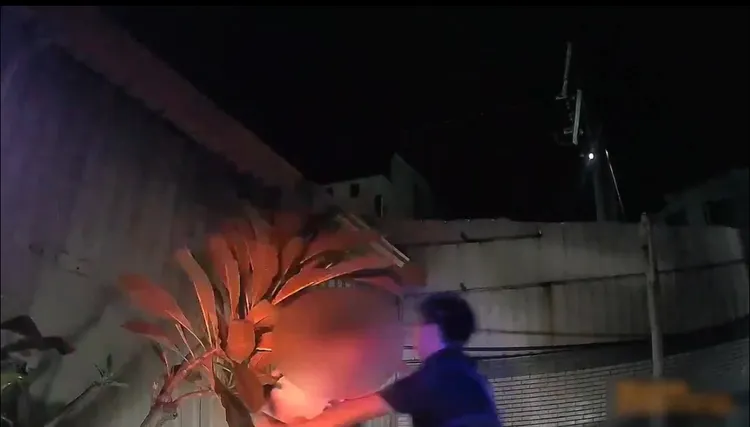 王男半夜騎車酒駕又沒開大燈，警方攔查還拒捕想衝撞員警。民眾提供