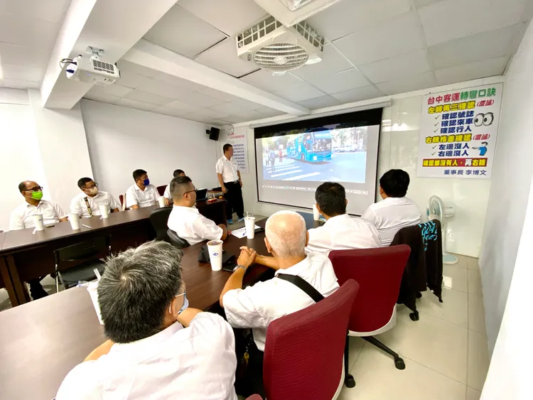 公車業者召回駕駛員進行行車安全教育訓練。市府提供