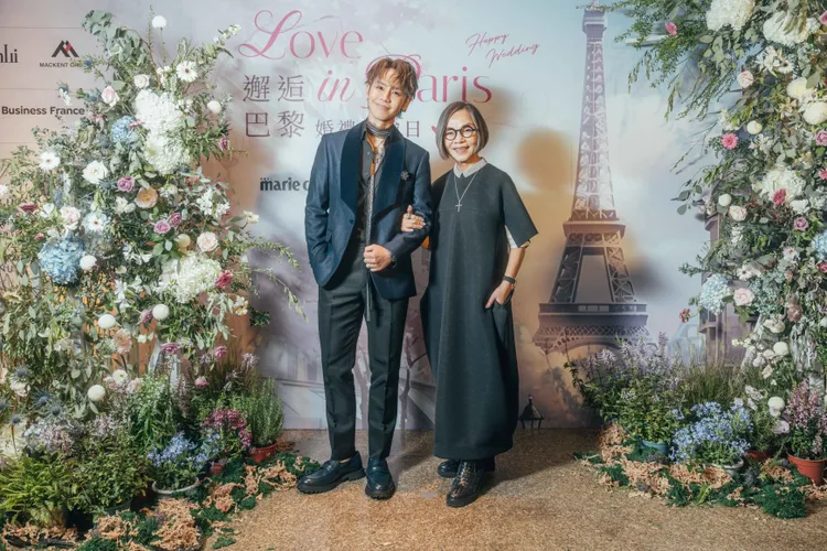 鼓鼓（左）與林莉老師（右）合影。《美麗佳人》提供