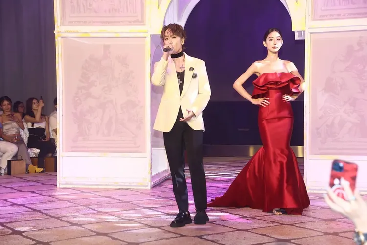 鼓鼓選穿米色絲絨西裝搭配低胸背心。攝影中心攝