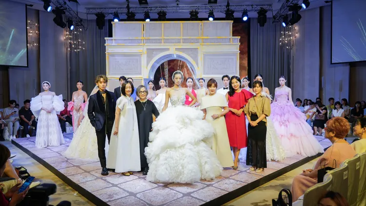 鼓鼓（左一）、美麗佳人副總經理萬立青（左二）、林莉老師（左三）、台北遠東香格里拉飯店駐店經理戴淑惠Kiki（右三）、台北遠東香格里拉飯店公關總監Gloria（右二）、法國在台協會資深商務顧問謝瑋芸（右一）。《美麗佳人》提供。《美麗佳人》提供