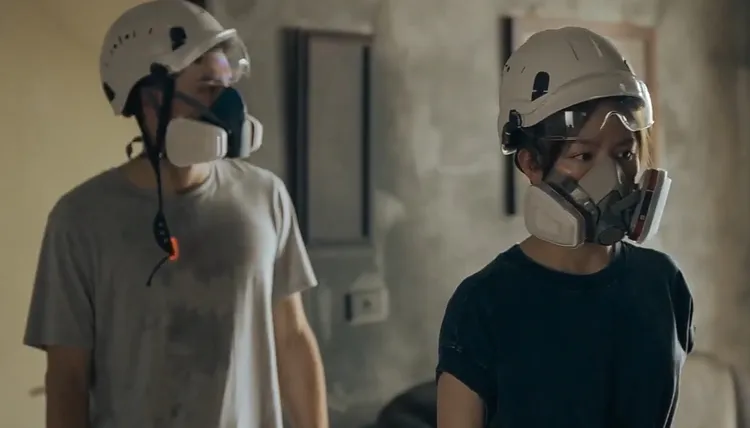 逼真還原火災場景，鳳小岳（左）與宋芸樺一秒入戲。果陀娛樂提供