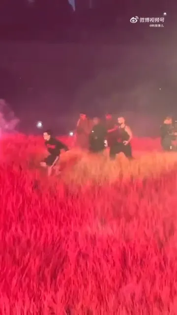 饒舌歌手孩子王Jake（左）衝上舞台，跑給保鑣追。翻攝科技事兒微博