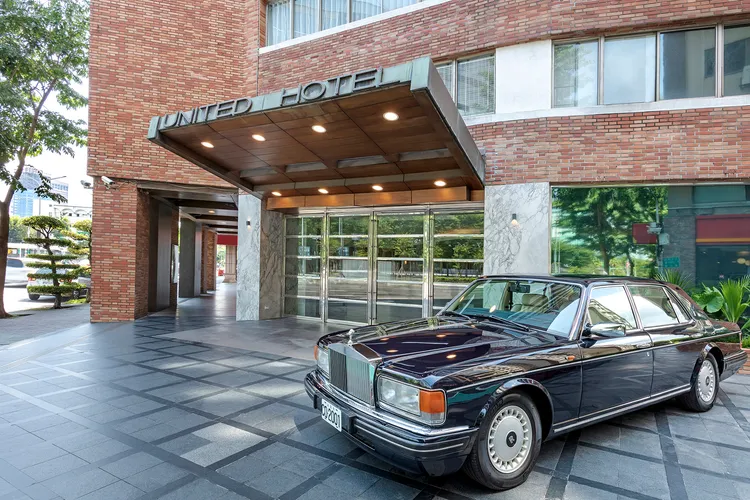 特別以勞斯萊斯為禮車來接送貴賓。國聯大飯店提供