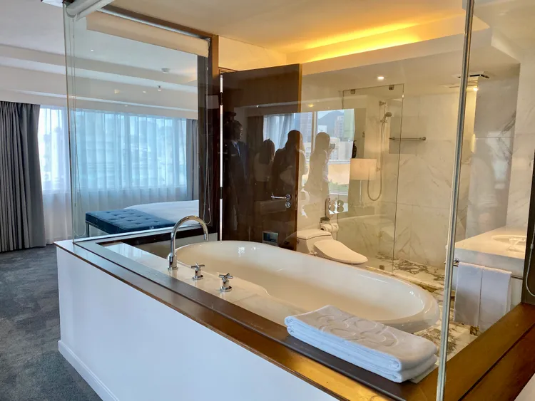 前衛設計的房間中央透明浴室，躺在浴缸也能可看到101、大巨蛋雙景觀。莊偉祺攝