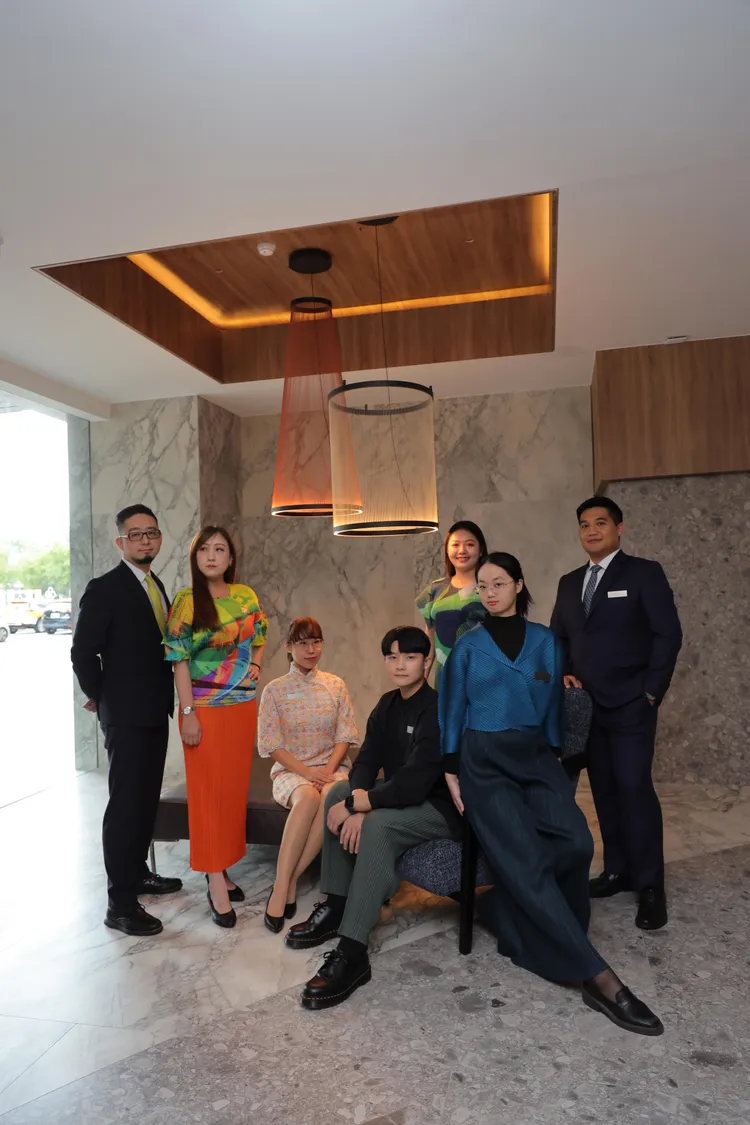 飯店第一線接待人員制服換上三宅一生，以及愛馬仕配件等。國聯大飯店提供