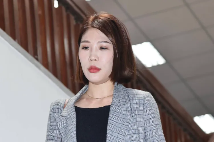 馬郁雯上午出庭時低調進入北檢，庭訊結束後快步離開。讀者提供