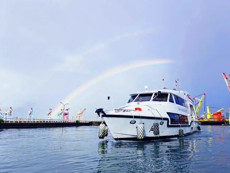 為響應高雄演唱會活動，持本年度任一高雄演唱會門票的遊客，可享文化遊艇100元折扣。文化局提供