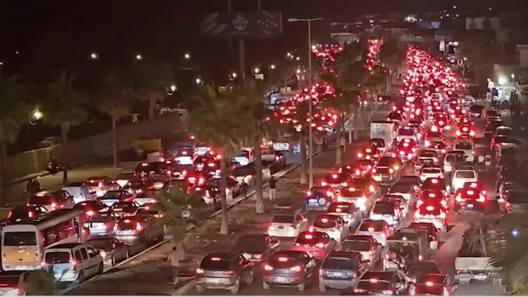 數萬黎巴嫩居民開車北上，公路出現極度塞車情況。翻攝自《富比士》