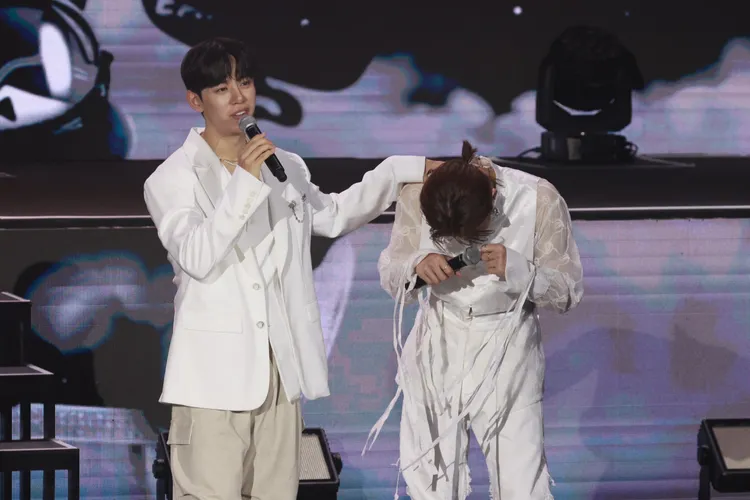 文鐘業（右）一開場就低頭假哭，但其實眼泛淚光。彭欣偉攝