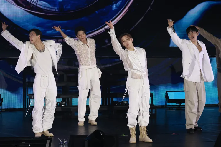 方容國（左起）、劉永才、鄭大賢、文鐘業勁歌熱舞。彭欣偉攝