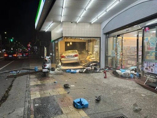 雲林轎車衝進超商撞傷情侶　女顧客手部骨折！現場慘況曝光