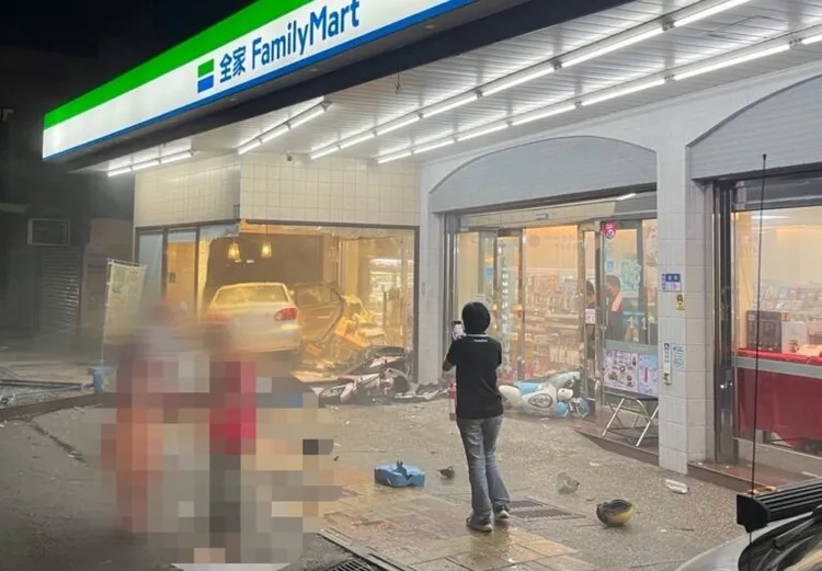 現場共有2人受傷。翻攝記者爆料網