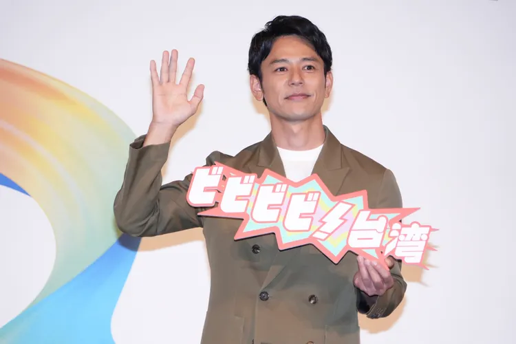 妻夫木聰拿著標語「嗶嗶嗶嗶！台灣」。彭欣偉攝