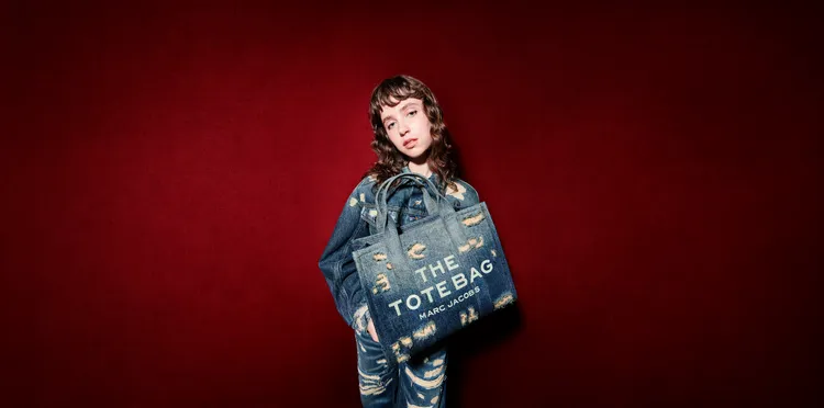 運用破壞丹寧元素詮釋出新風貌。品牌提供