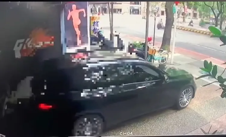 陳男開賓士車倒車二度猛撞大門玻璃後逃離。翻攝畫面