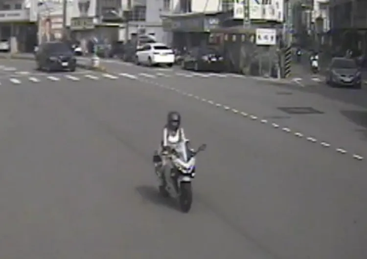 賴女假意配合，卻突然加速逃逸，還連闖幾個紅燈。翻攝照片