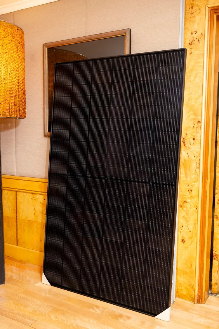 聯合再生能源將於能源週展出兼具更高等級防眩光與環境友善外觀的 TOPCon 全黑模組。業者提供