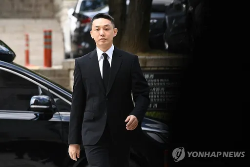 劉亞仁吸毒案一審宣判1年有期徒刑 露詭異微笑當庭遭羈押