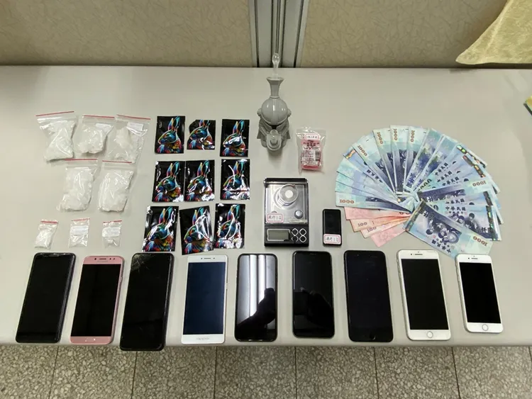 警方查獲毒品、現金及證物。民眾提供