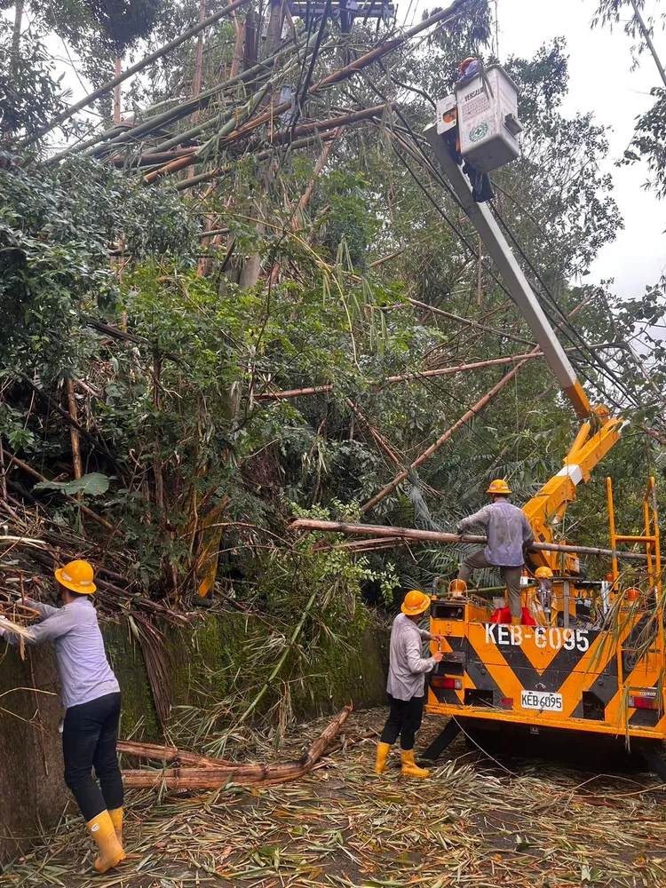 錫安山受風災影響路斷桿倒，台電鳳山區處加派人力搶修。翻攝畫面