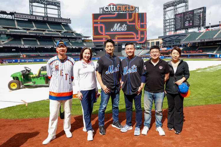 台北市長蔣萬安訪美參訪紐約大都會花旗球場。北市府提供