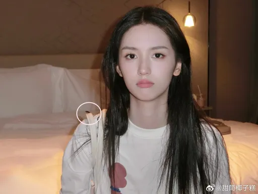 「小章子怡」中秋发文晒新照 被发现肩膀莫名其妙有蟑螂