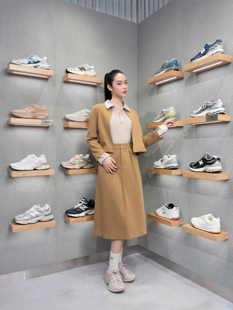 林奕嵐穿著MET24系列無領西裝外套4280元、TDS系列絨毛POLO上衣5880元、MET24系列垂墜A字裙3880元、WRPD Runner 4880元。品牌提供