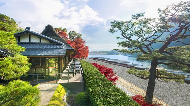 在「京都翠嵐豪華精選飯店」的露臺上，盡賞嵐山的河畔「楓」情。業者提供