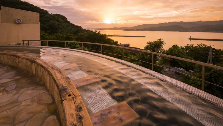 西浦溫泉和野羽津渡假村」的露天溫泉浴池與客房陽台，皆可俯瞰三河灣美景。業者提供