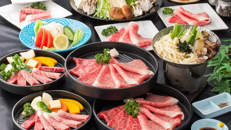 推薦到飯店餐廳品嚐高級的黑毛和牛饗宴，在搭配海景的同時亦能享受美食。業者提供