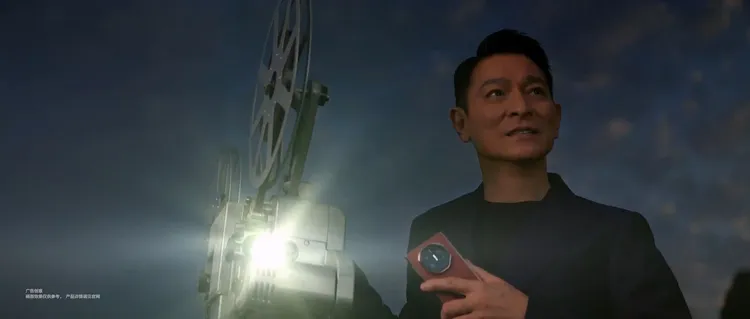 劉德華拍影片預熱華為即將發布的三折疊手機。翻攝華為終端微博