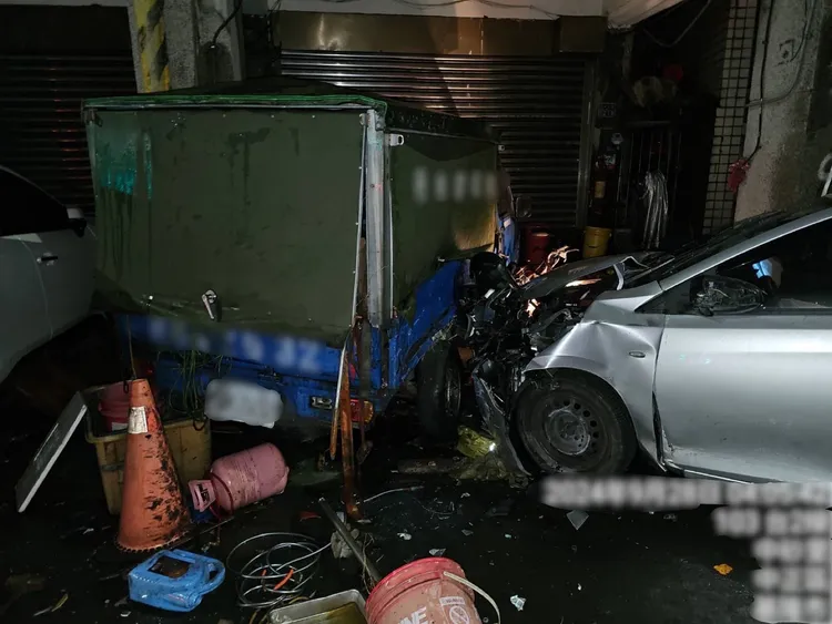 葉姓少年無照載友人外出夜遊，但路途中卻失控自撞。翻攝畫面