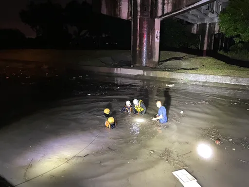 7旬翁開車墜落屏東河濱公園水道 警消救起送醫不治