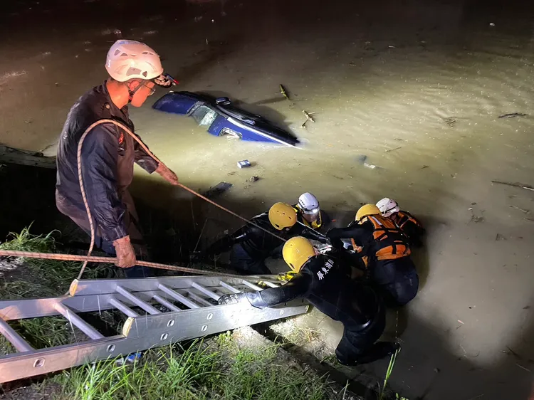 屏東一名男子開車墜落橋下水道，救起時已無生命跡象。民眾提供