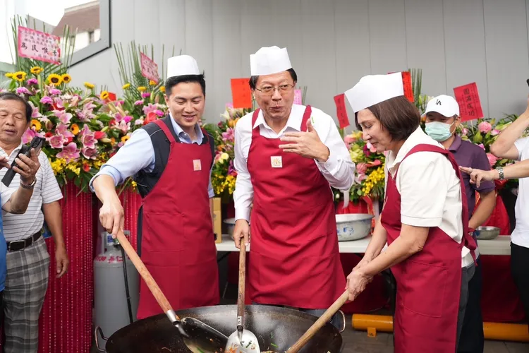 國民黨立委謝龍介穿起圍裙、拿起鍋鏟炒米粉，現場氣氛熱烈。服務處提供